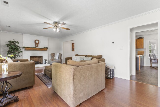 Building Photo - Inviting Jacksonville Home Near Shopping, Dining & Everyday Conveniences