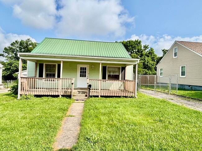 Primary Photo - The "More Room to Roam" House: 4 Beds, 2 B...