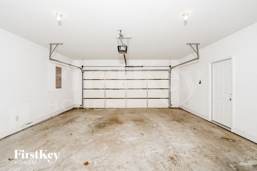 Building Photo - 8624 Highlands Dr