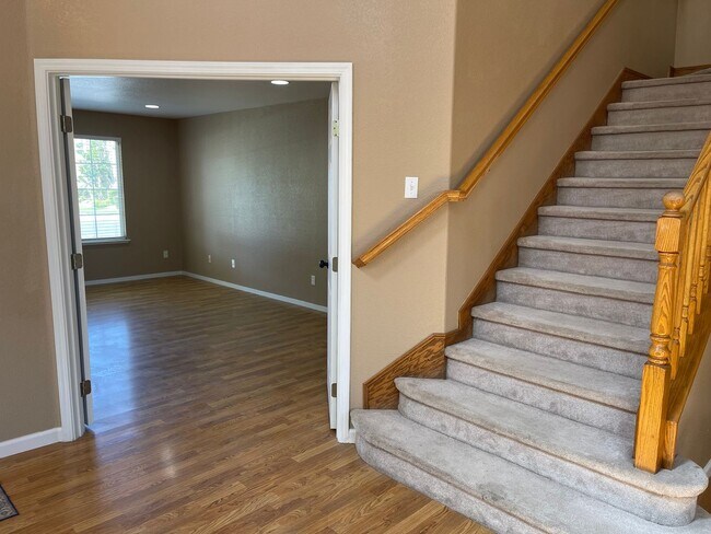 Building Photo - Fresh and Modern 4-Bedroom Home