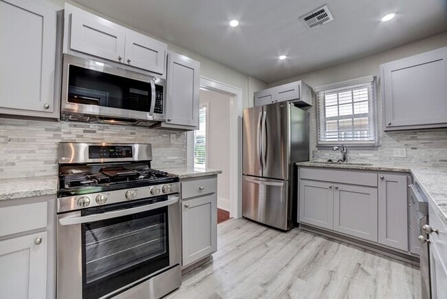 Building Photo - 2/1 Bright and Cheery Home Right Off Downtown!