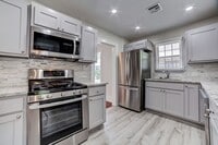 Building Photo - 2/1 Bright and Cheery Home Right Off Downtown!
