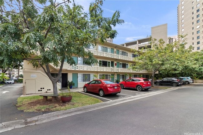Building Photo - Available now! 1BD/1BA/1PKG at Hawaiiana Gardens in Waikiki.
