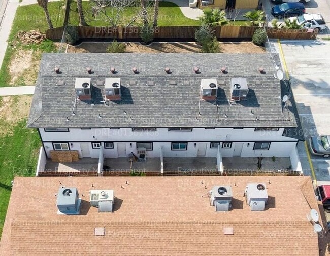 Building Photo - Townhouse unit. 2 bedrooms 1.5 bath call o...