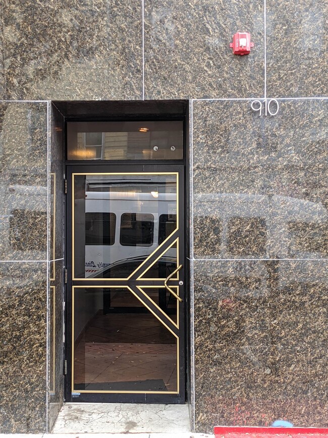 Building Photo - 910 Summit Ave