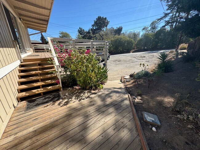 Building Photo - 611 Clubhouse Dr