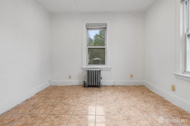 Building Photo - 213 Maple Ave