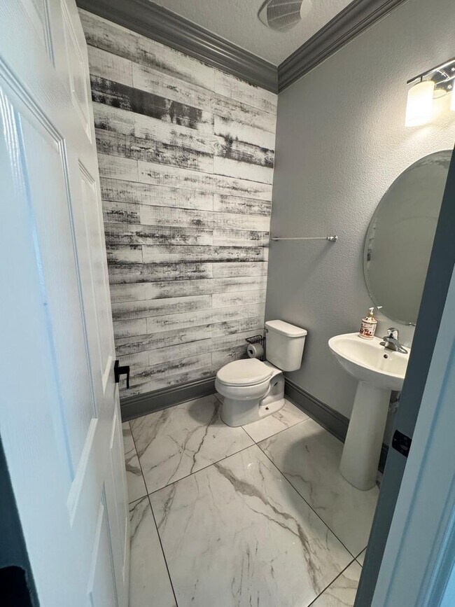 Building Photo - 5/3.5 Groveland Home