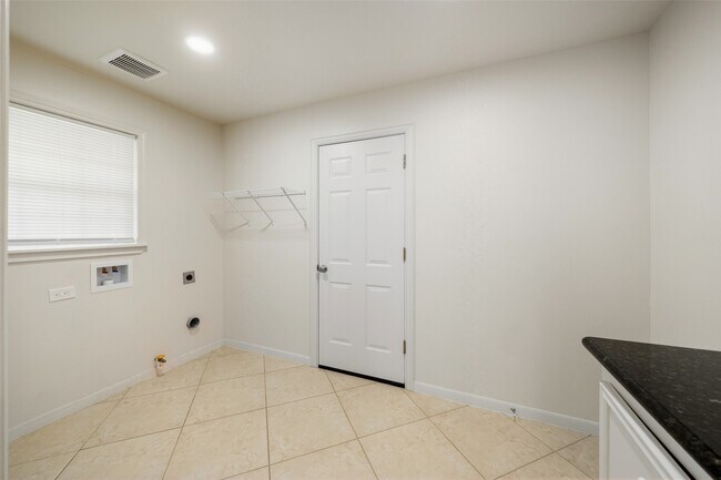 Building Photo - 10170 Hanka Dr