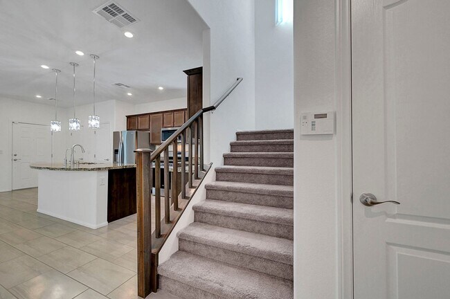 Building Photo - Stunning 3 Bedroom in Skye Canyon Master P...