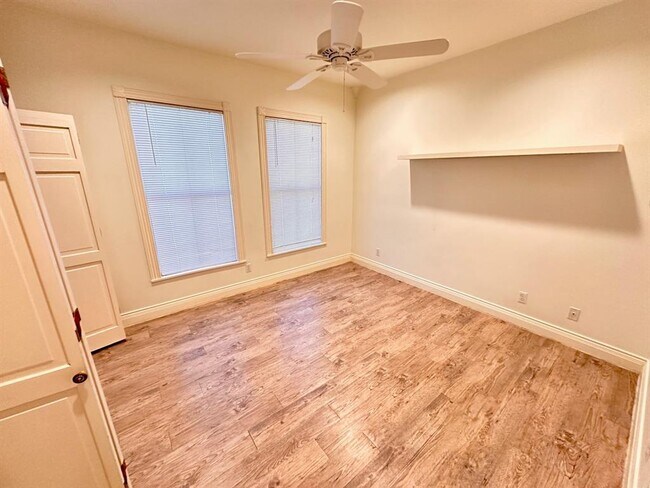 Building Photo - 402 W 44th St