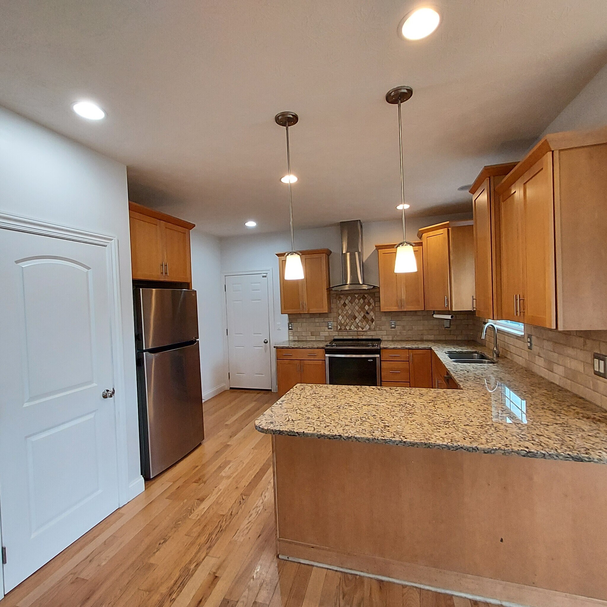 Luxury kitchen: granite, maple, stainless steel - 1238 Freedom Pt