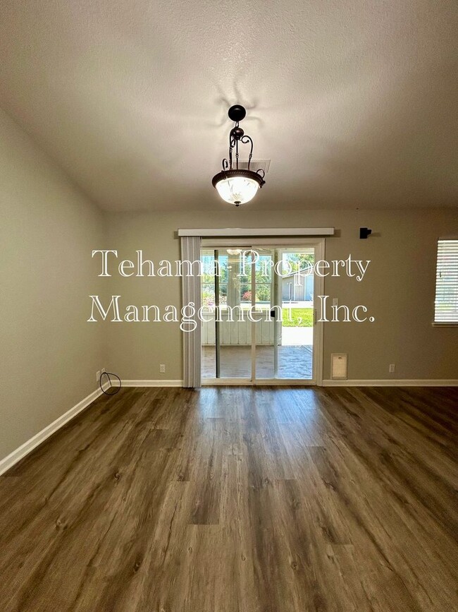 Building Photo - Executive 3 Bederoom 2 Bathroom home with in-ground pool and landscaping service included.