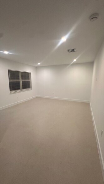 Building Photo - 922 NW 4th Ave