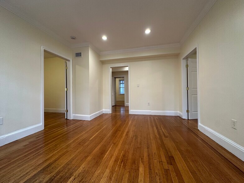 Building Photo - 55 Thatcher St