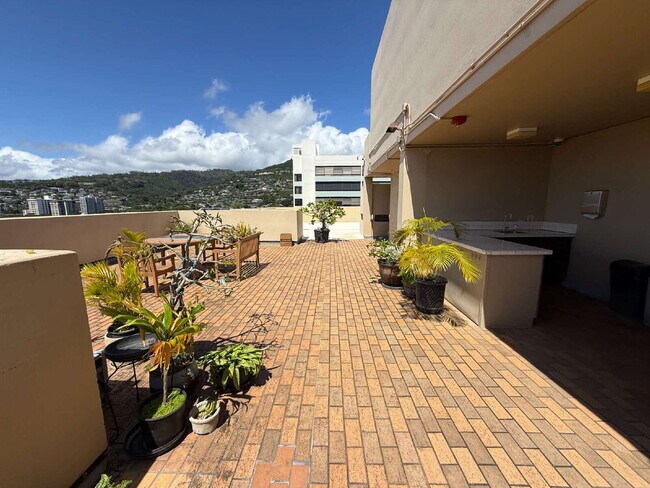 Building Photo - Fully Furnished 2BD/1BA w/ Diamond Head View – Renovated, Parking, In-Unit W/D