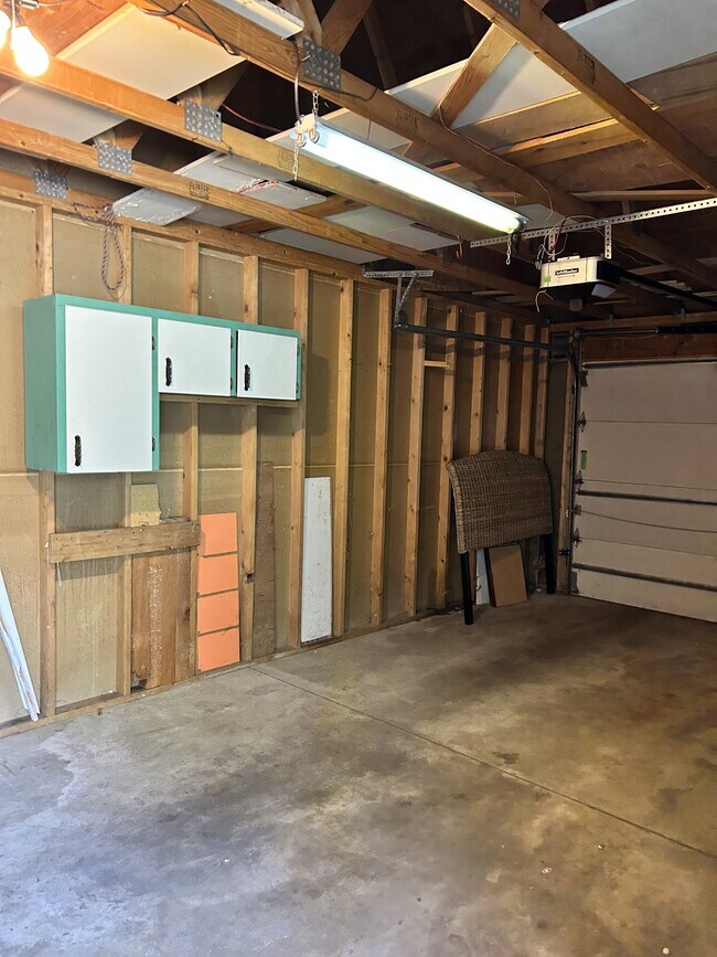 Building Photo - 3500 Rolling Green Dr