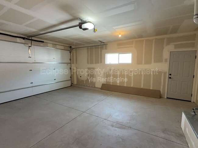 Building Photo - 250 Sasha St