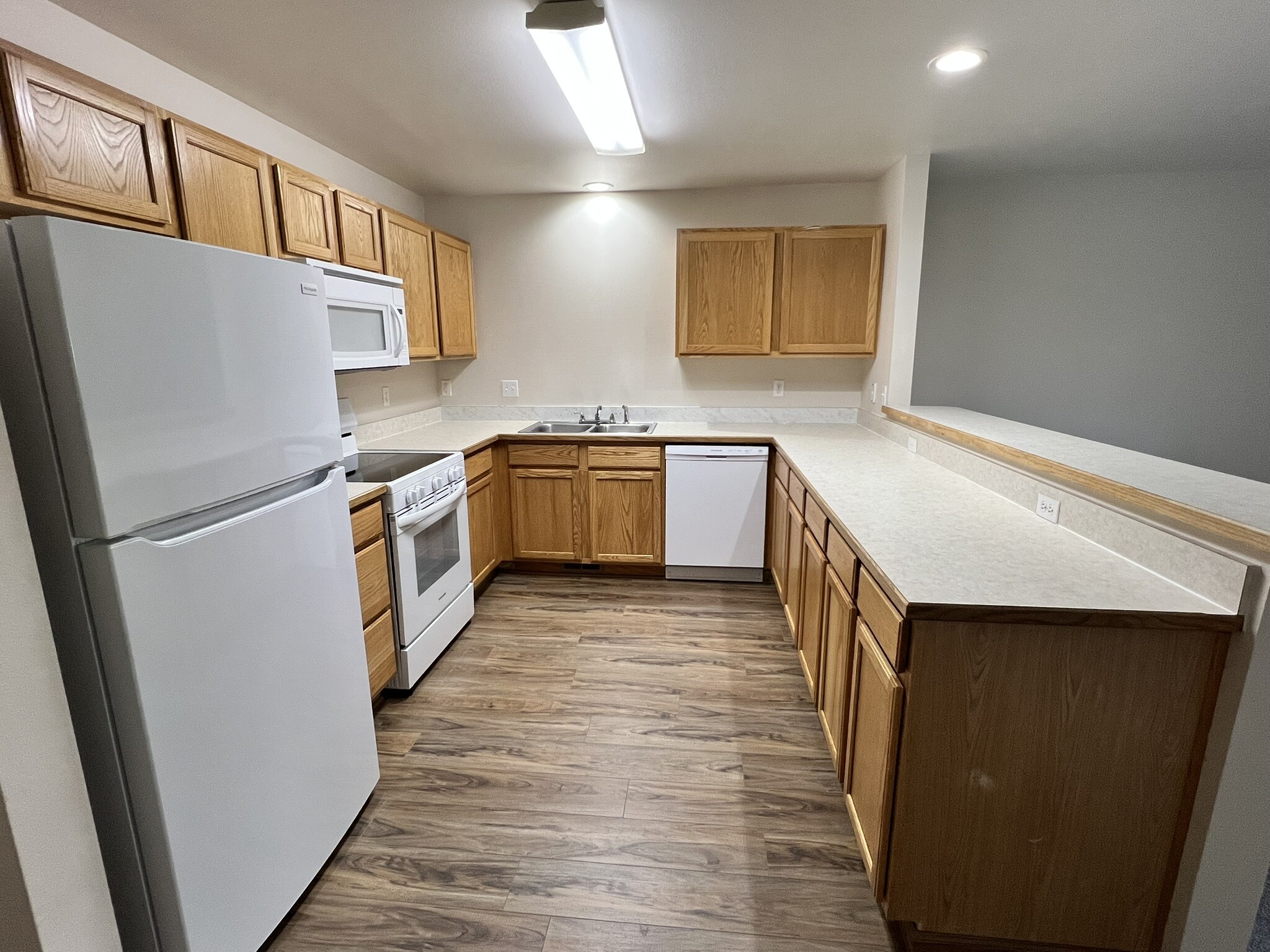 Building Photo - 5553 Glenridge Way