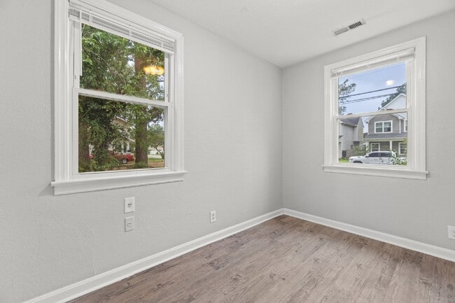 Building Photo - ADORABLE 3 BEDROOM 1 BATH RANCH HOUSE