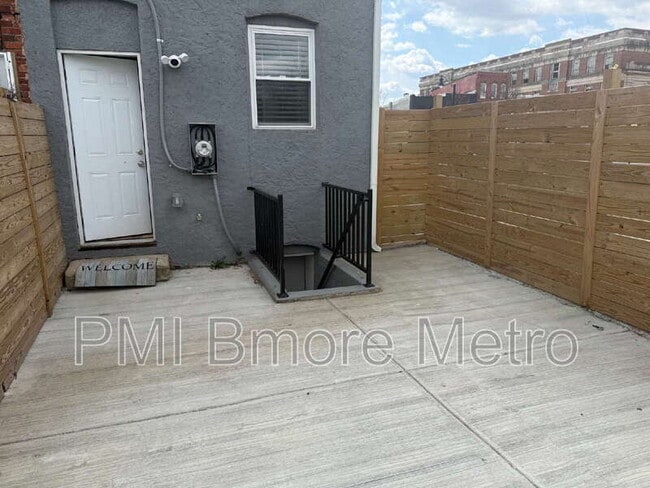 Building Photo - 1756 E North Ave