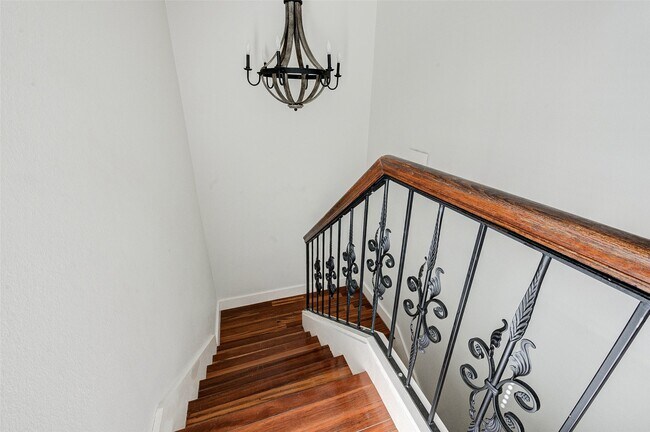 Building Photo - 201 Vanderpool Ln