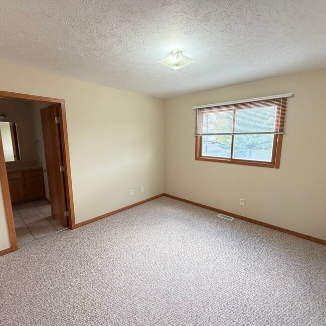 Building Photo - Large 3 bedroom duplex - move in ready!