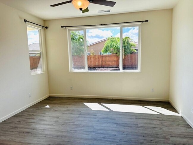 Building Photo - $2,250 Locan & Ashlan, 3 Bedroom - E. Giav...