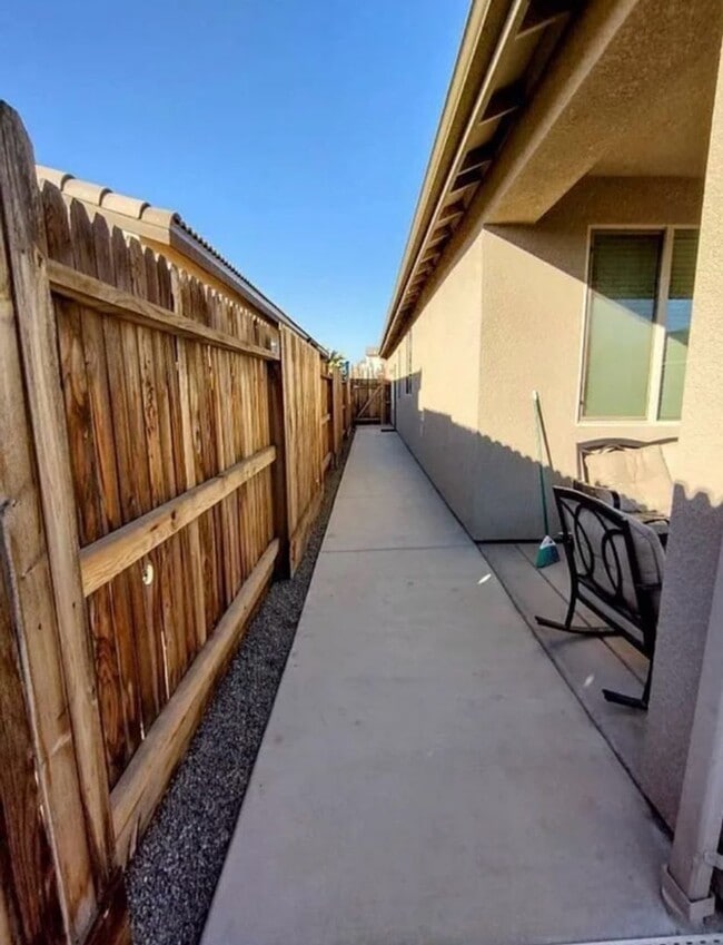 Building Photo - Lovely Home for rent in Visalia, Ca