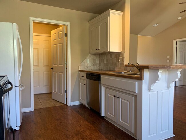 Building Photo - 241 Lariat Dr