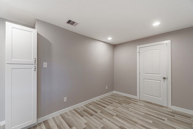 Building Photo - 4909 Higgins St