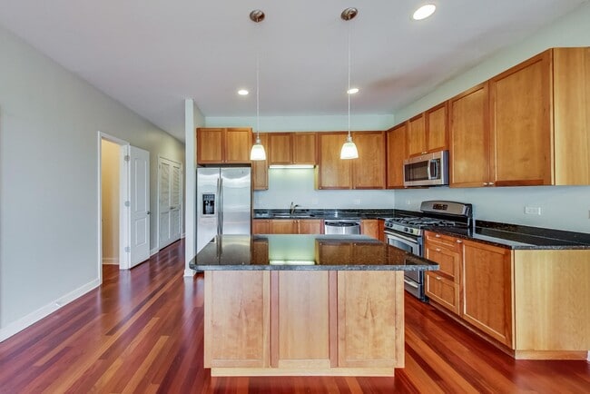 Building Photo - Available August 1st - 3 Bedroom in Wicker Park