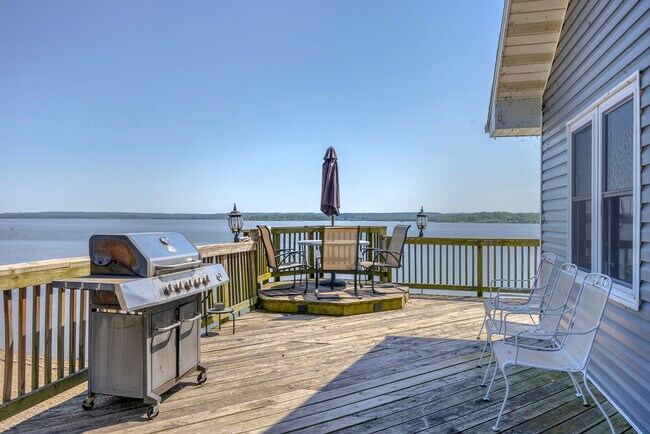 Building Photo - 15414 N River Beach Dr