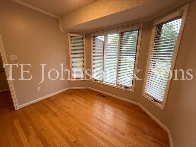 Building Photo - Charming 3 Bedroom Home Near Country Club ...