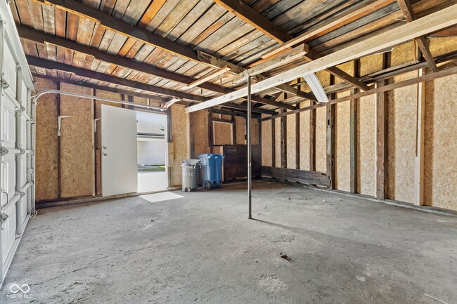 Building Photo - 2 Van Ave