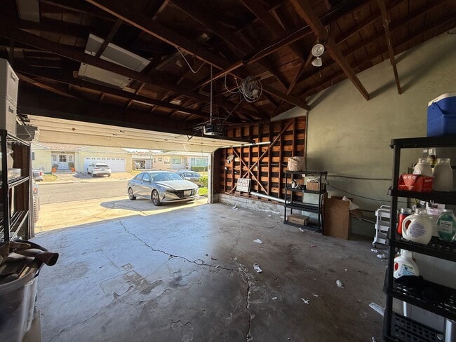 Building Photo - 5BD 3 BA with a Great Yard!