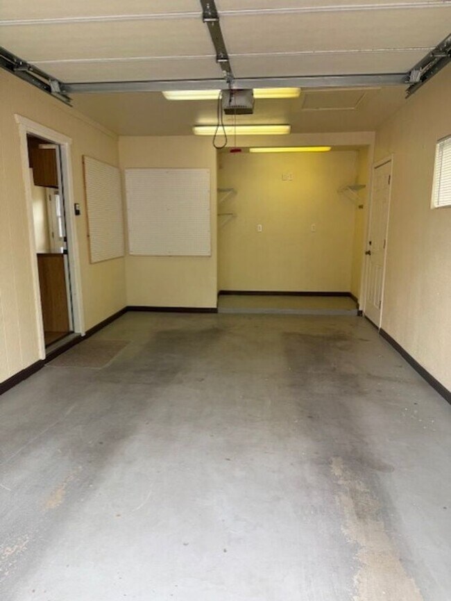 Building Photo - 2 Bedroom Home Contact Property Pros