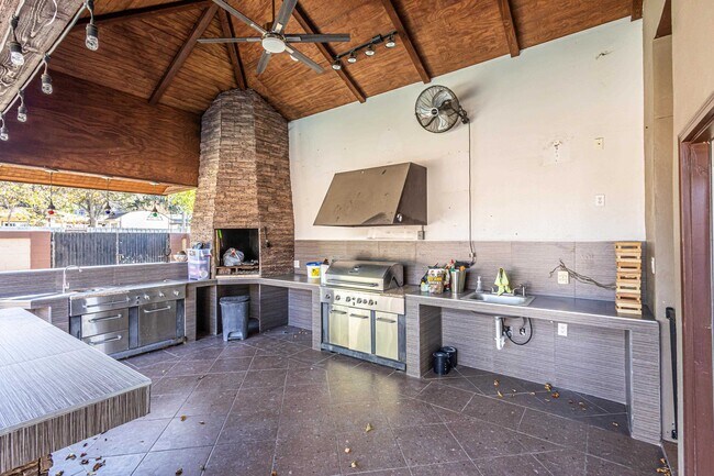 Building Photo - 527 Acacia St