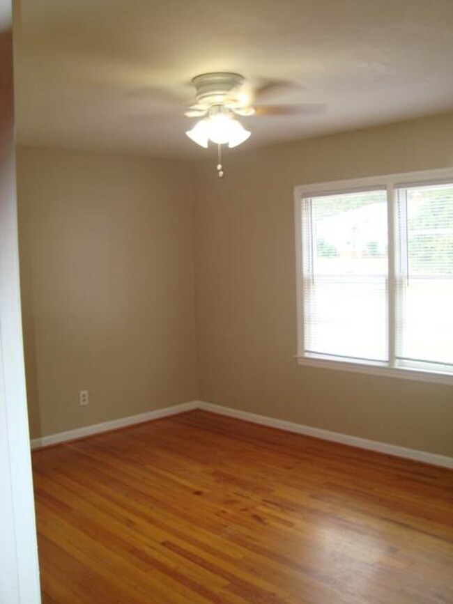 Building Photo - Rent Ready to move in!