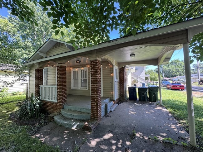 Primary Photo - 1021 McCullough Ave NE