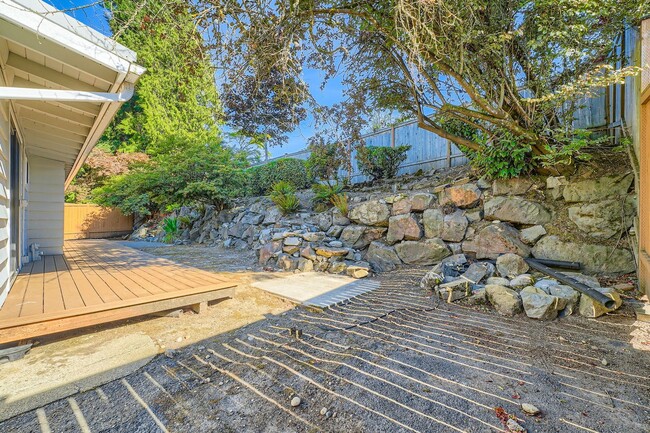 Building Photo - Beautiful Modern House Near Lake Hills and...