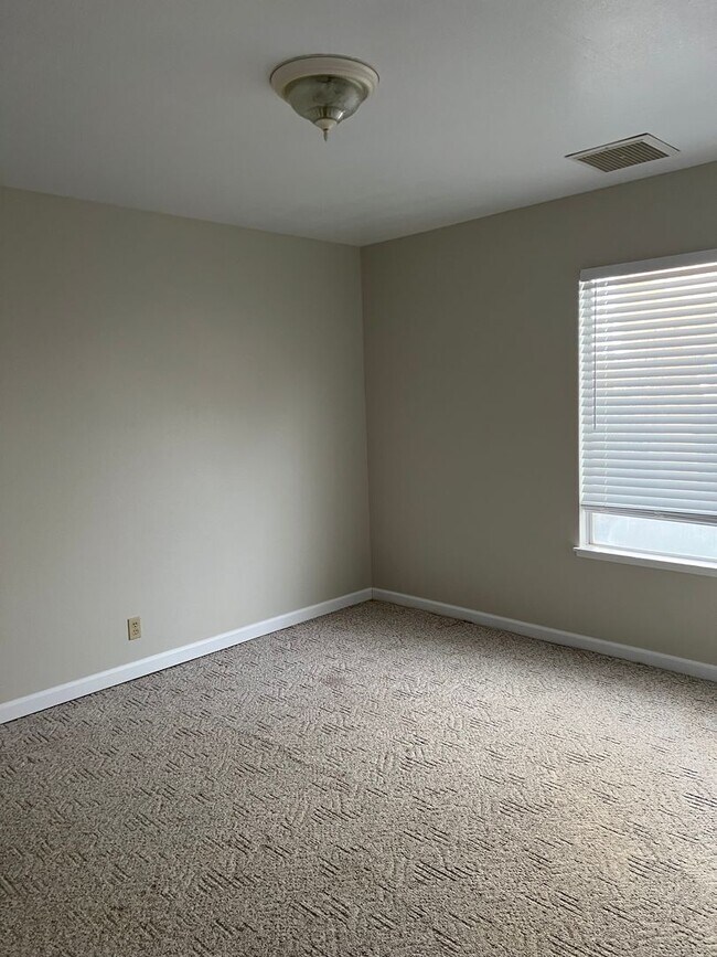 Building Photo - Please contact Vaughn Realty to set up an ...