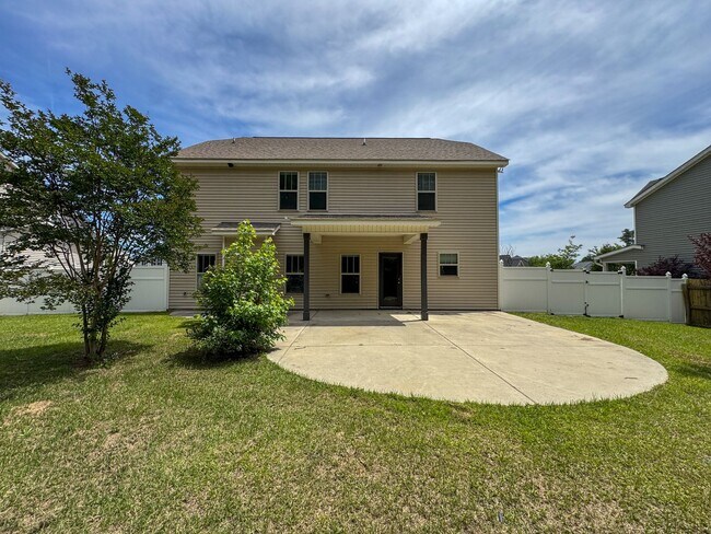 Building Photo - Gorgeous 4 Bed 2.5 Bath Home in West Gate