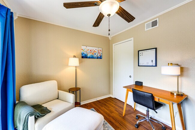 Building Photo - 8702 Village Dr