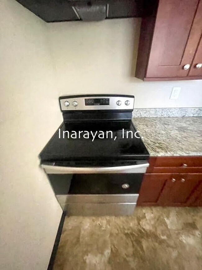 Building Photo - 2202 W Central Blvd