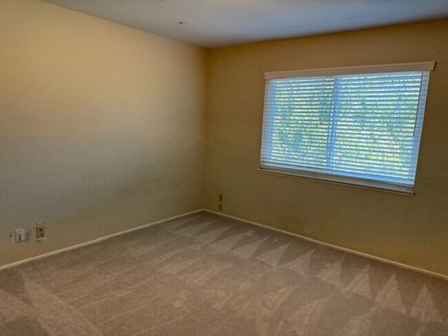 Building Photo - 4 bedroom Moraga home is now available for...