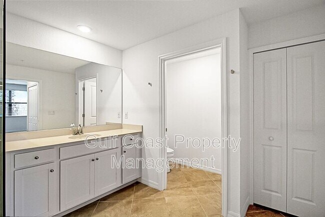Building Photo - 5703 N Honore Ave