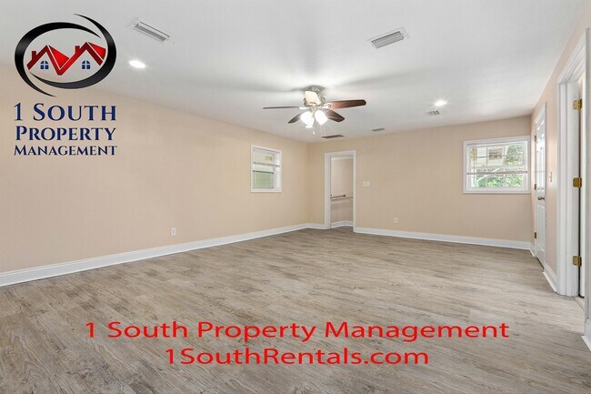 Building Photo - 3875 Hawthorne Dr