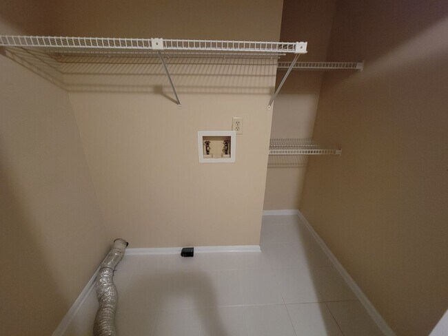 Building Photo - 2 Bedroom 2.5 Bathroom Townhome