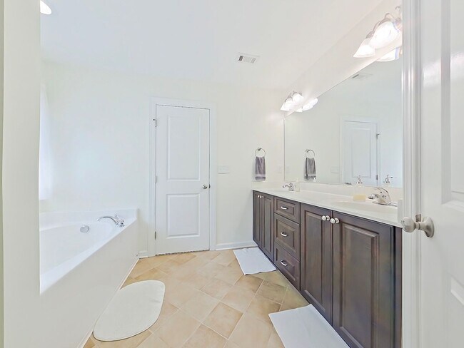 Building Photo - Beautiful 4 Bedroom home in Canterbury Farms!